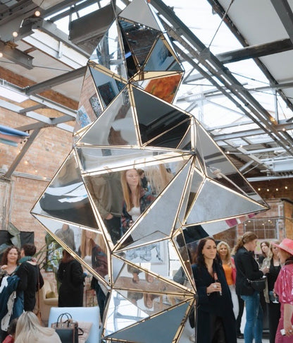 Isabelle Tellié's Kunstwerk "Meteorid" am Tag