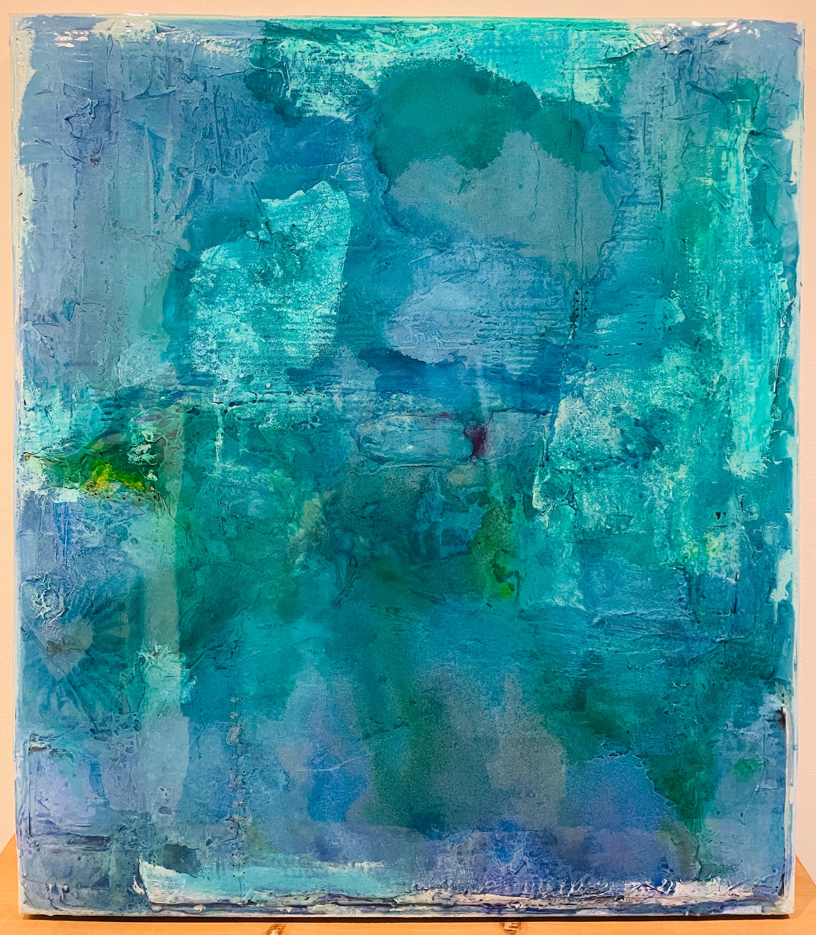 MAIK NOWODWORSKIs Kunstwerk "La Vie I"  fängt durch mixed Media die Farbe blau in einem lebendigen Gemälde auf. 