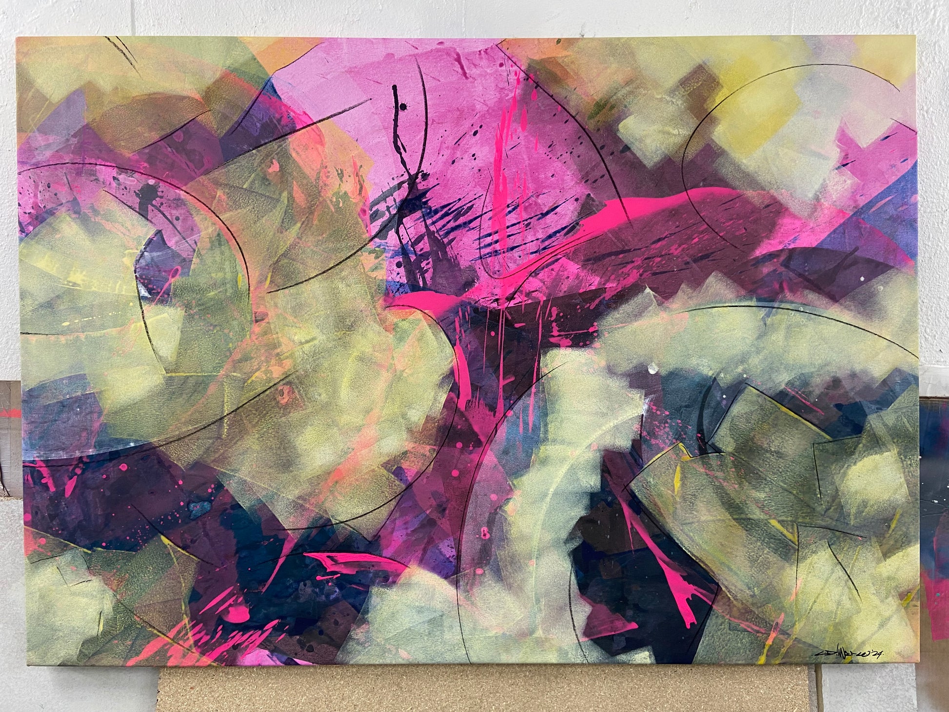 Kunstwerk von Claudio Di Marco mit dem Titel "abstrakt Nr. 17", 105cm hoch, 150cm breit und 2cm tief mit den Farben Pink und div. Gelbtöne